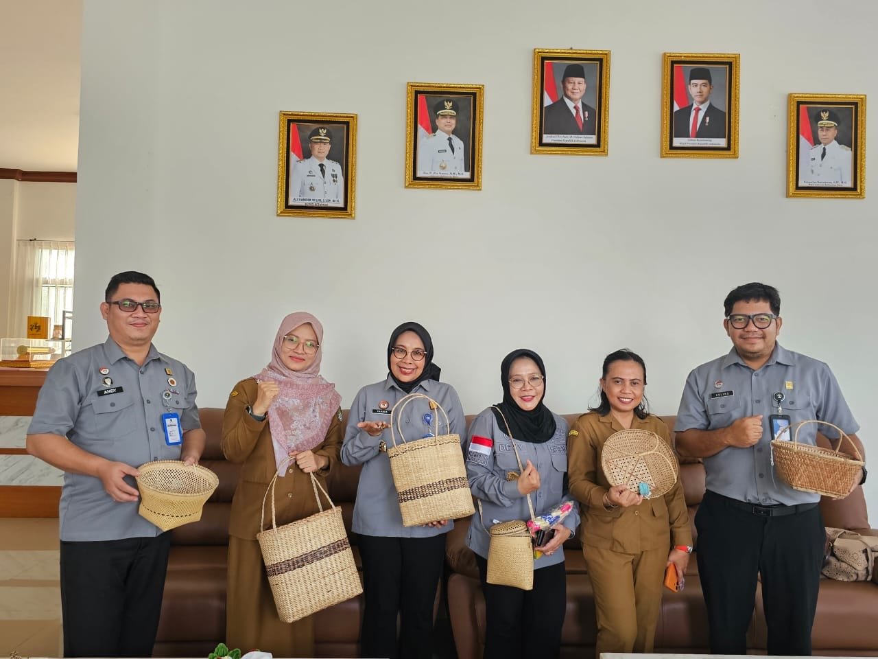 Foto bersama Kemenkum Kalbar dan pengrajin anyaman rotan