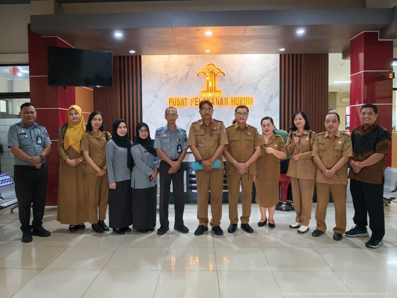 Foto bersama Pemkab Sintang dan Kemenkum Kalbar