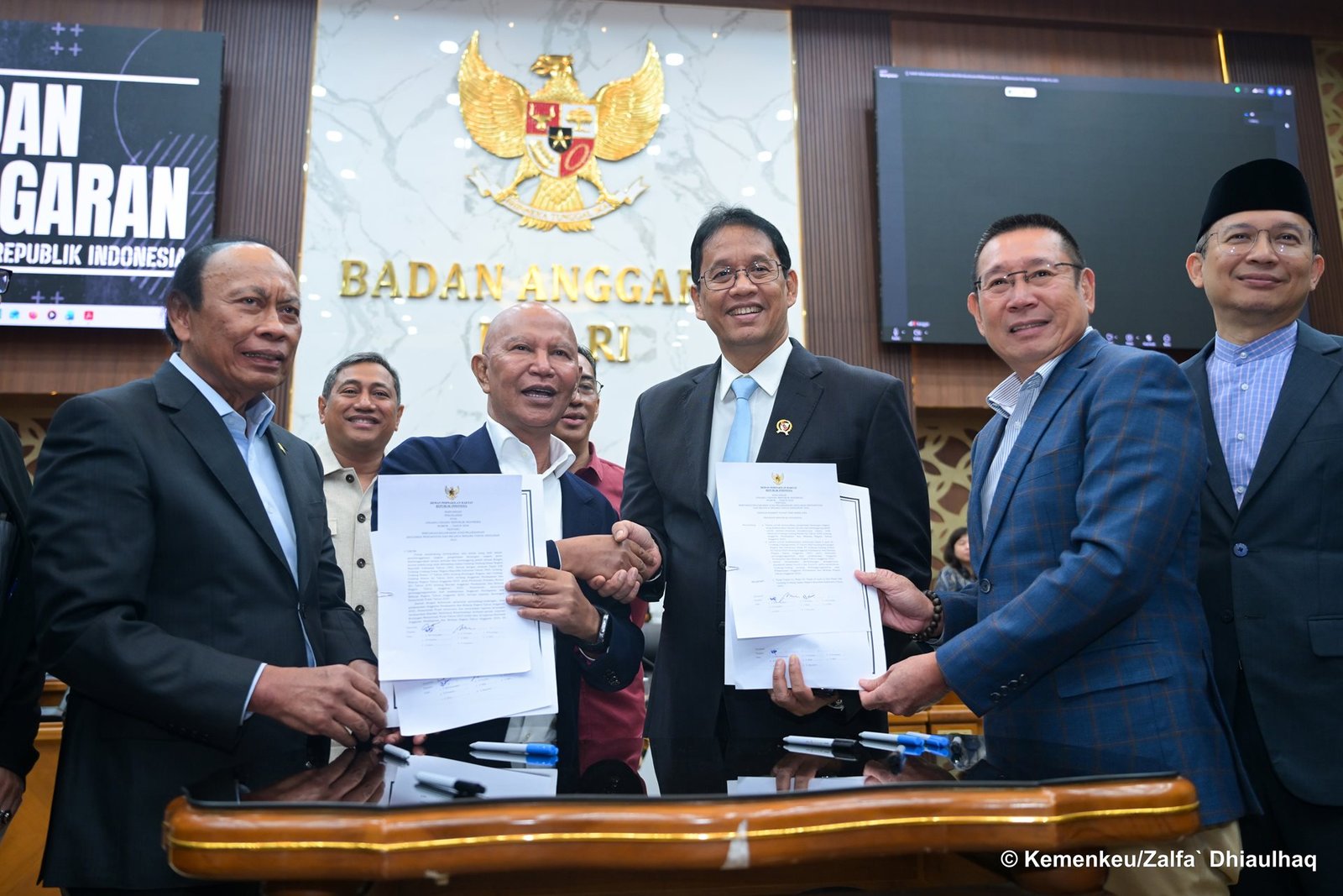 Menteri Keuangan Purbaya Yudhi Sadewa bersama Ketua Badan Anggaran DPR RI Said Abdullah dan jajaran berfoto bersama usai Rapat Kerja Banggar DPR RI dengan Pemerintah membahas RUU Pertanggungjawaban atas Pelaksanaan APBN Tahun Anggaran 2025 di Gedung DPR RI, Jakarta, Kamis (20/8/2026).