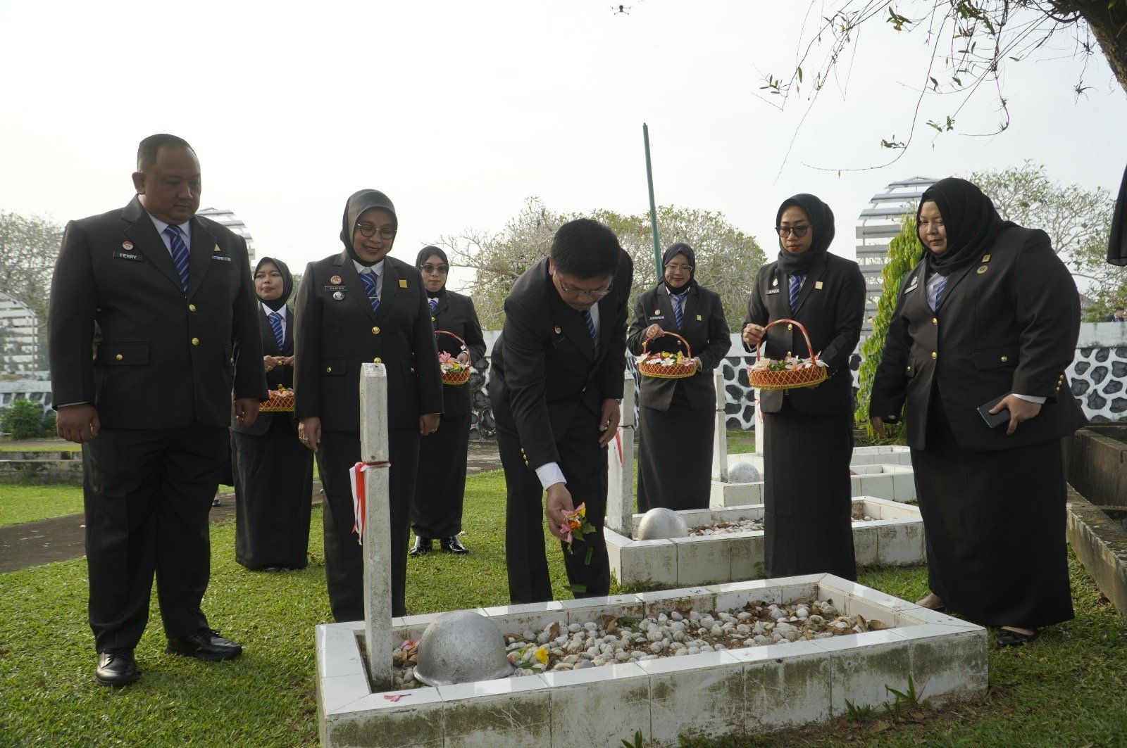 Kemenkum Kalbar saat ziarah ke makam pahlawan
