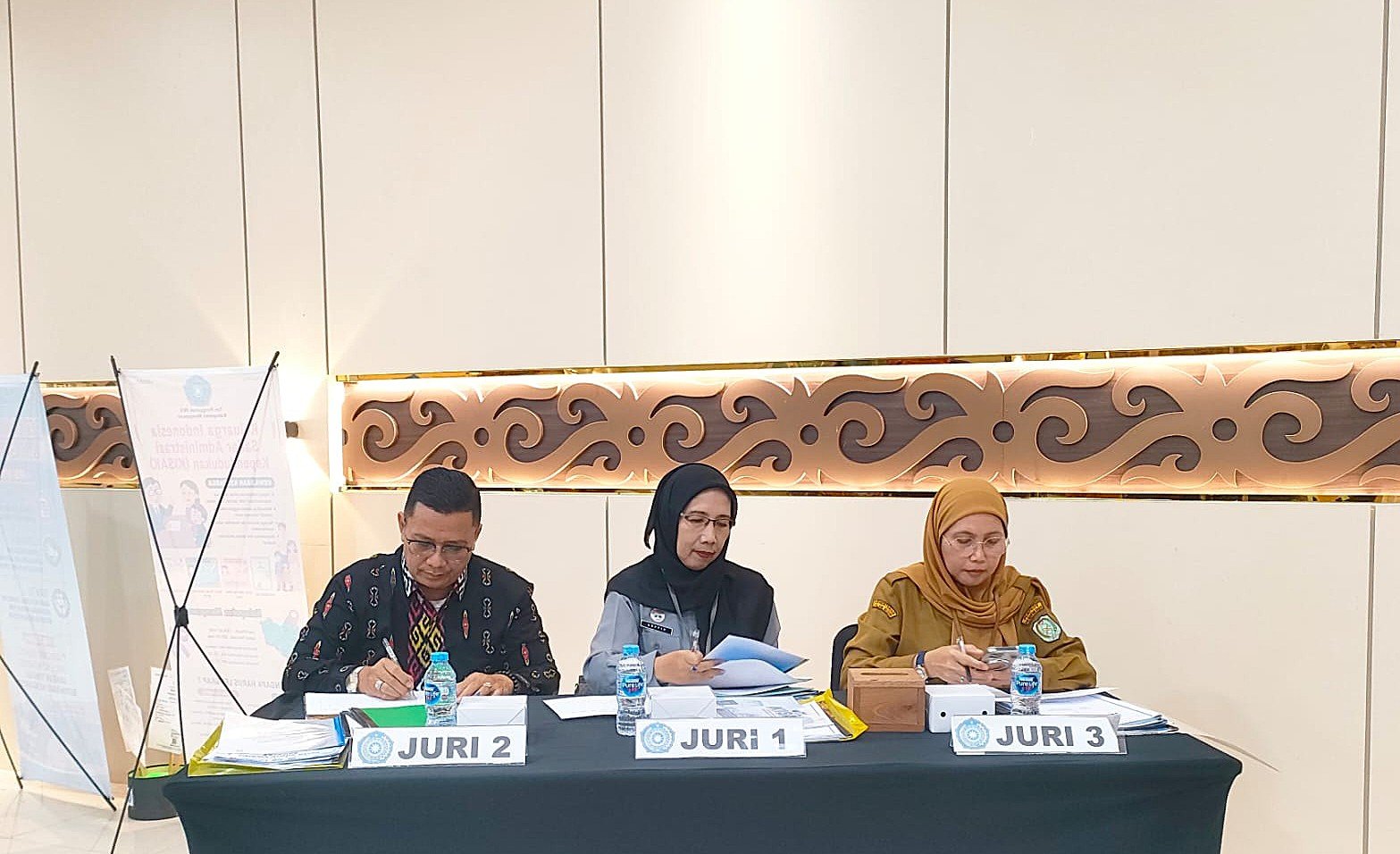 Kemenkum Kalbar saat jadi juri Lomba KISAK
