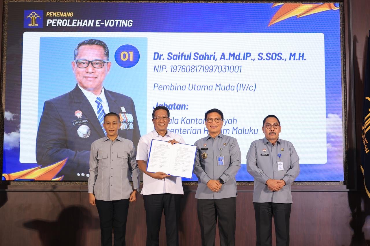 Menkum saat uji coba E-Voting di Kemenkum Jatim