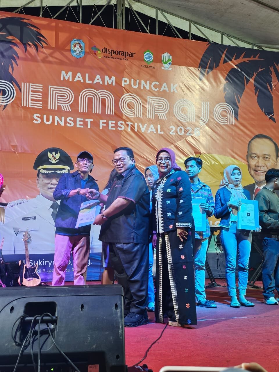 UMKM Kubu Raya saat terima sertifikat merek