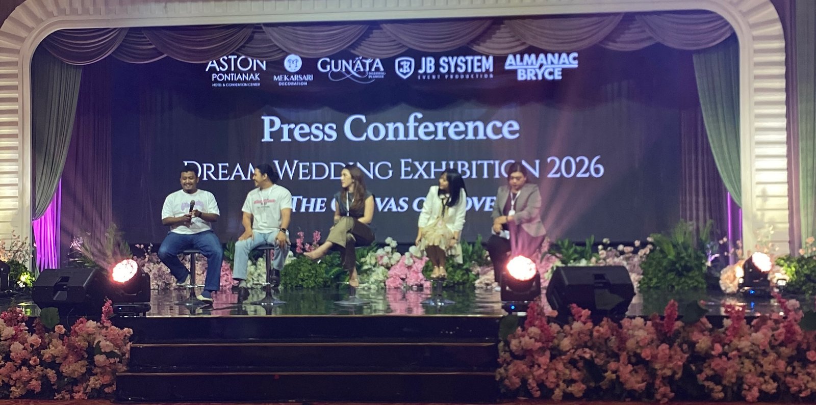 Konferensi pers 'The Canvas of Love' di Hotel Aston Pontianak. Foto: Yulia Ramadhiyanti/Klikwartaku