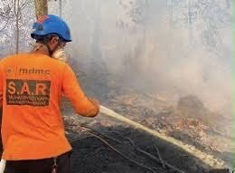 Petugas pemadam saat padamkan karhutla di Kubu Raya. Foto: Dok. Istimewa