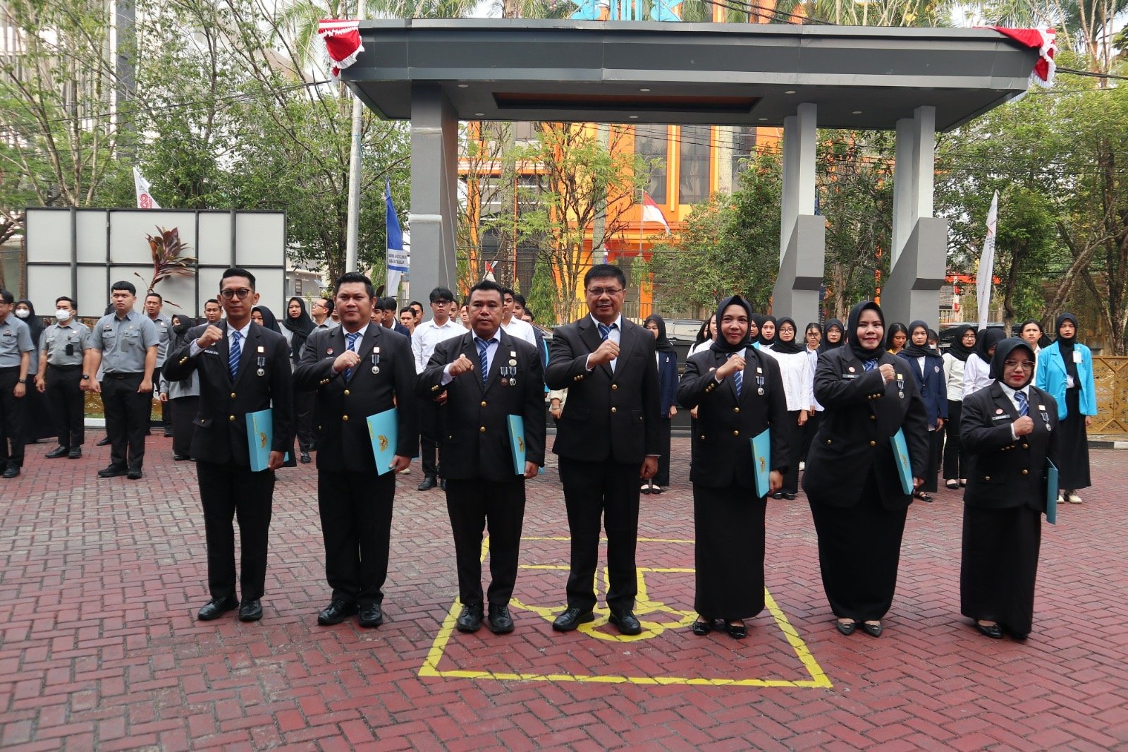 Kakanwil Kemenkum Kalbar foto bersama penerima Satyalancana Karya Satya 20 Tahun