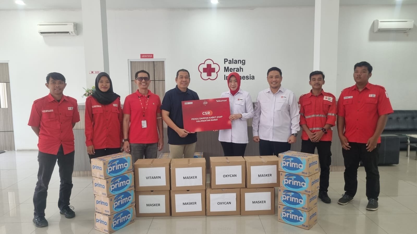 Telkomsel saat serahkan bantuan. Foto: Dok. Istimewa