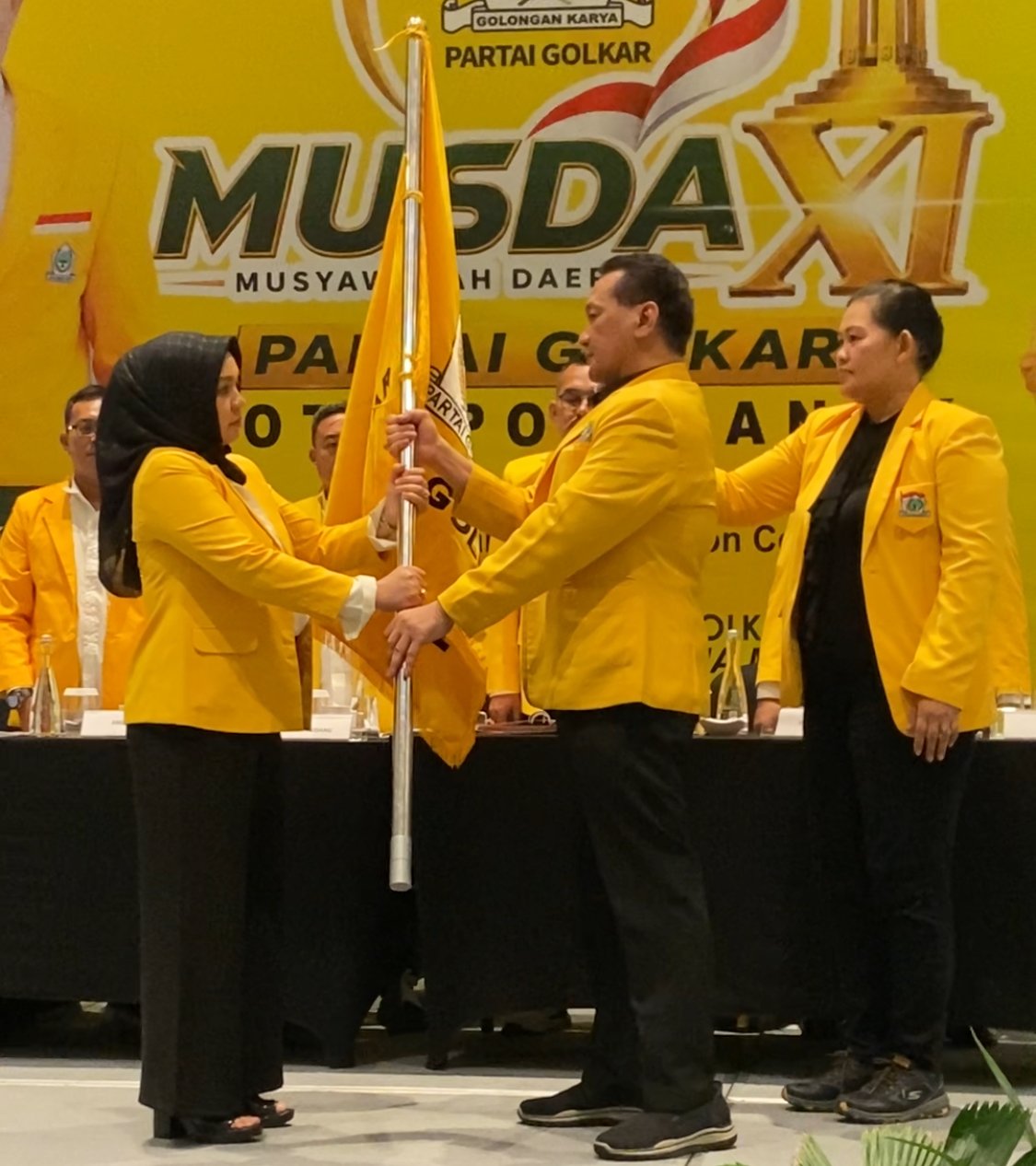 Ketua DPD Partai Golkar terpilih, Bebby Nailufa saat menerima pataka. Foto: Yulia Ramadhiyanti/Klikwartaku