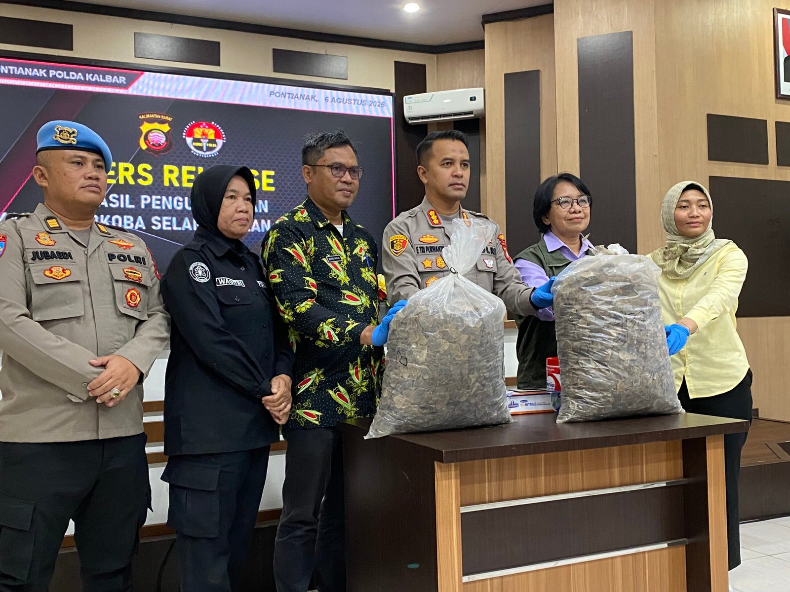 Polresta Pontianak saat menggelar jumpa pers pengungkapan 551 kg sisik tenggiling ilegal. Foto: Yulia Ramadhiyanti/Klikwartaku