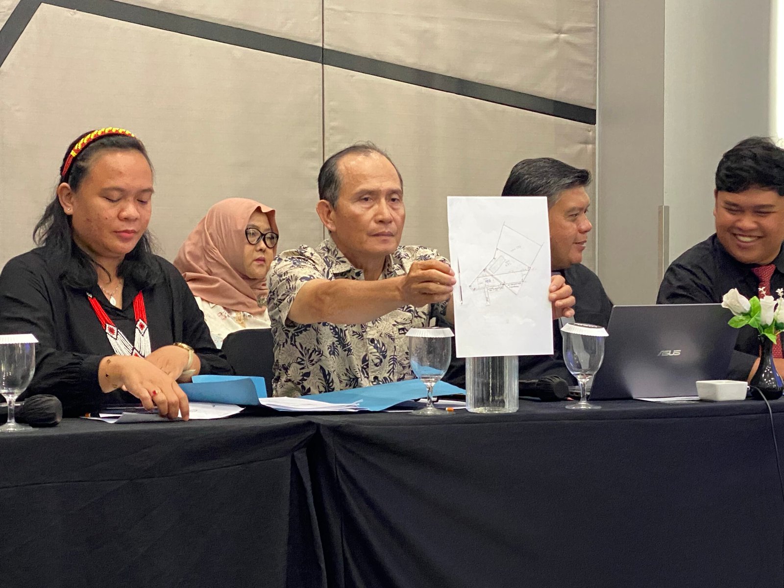 Ahli waris saat perlihatkan akta jual beli. Foto: Yulia Ramadhiyanti/Klikwartaku