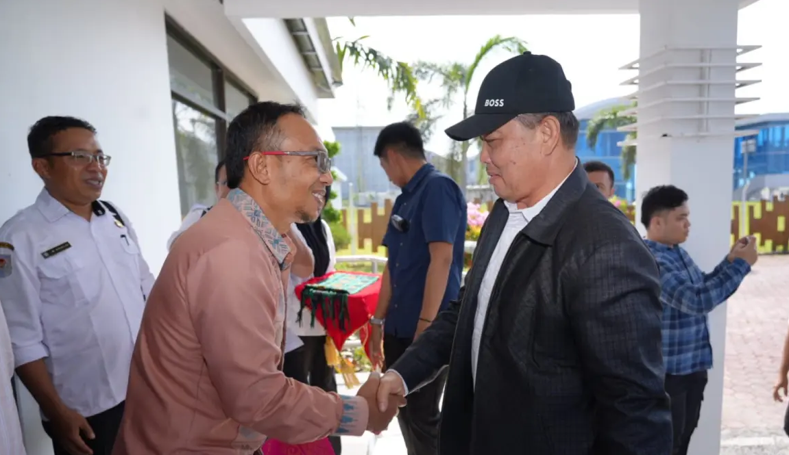 Gubernur Kalbar, Ria Norsan saat tiba di Bandara Internasional Zainuddin Abdul Madjid, Nusa Tenggara Barat untuk menghadiri Rakergub dan Munaslub APPSI.