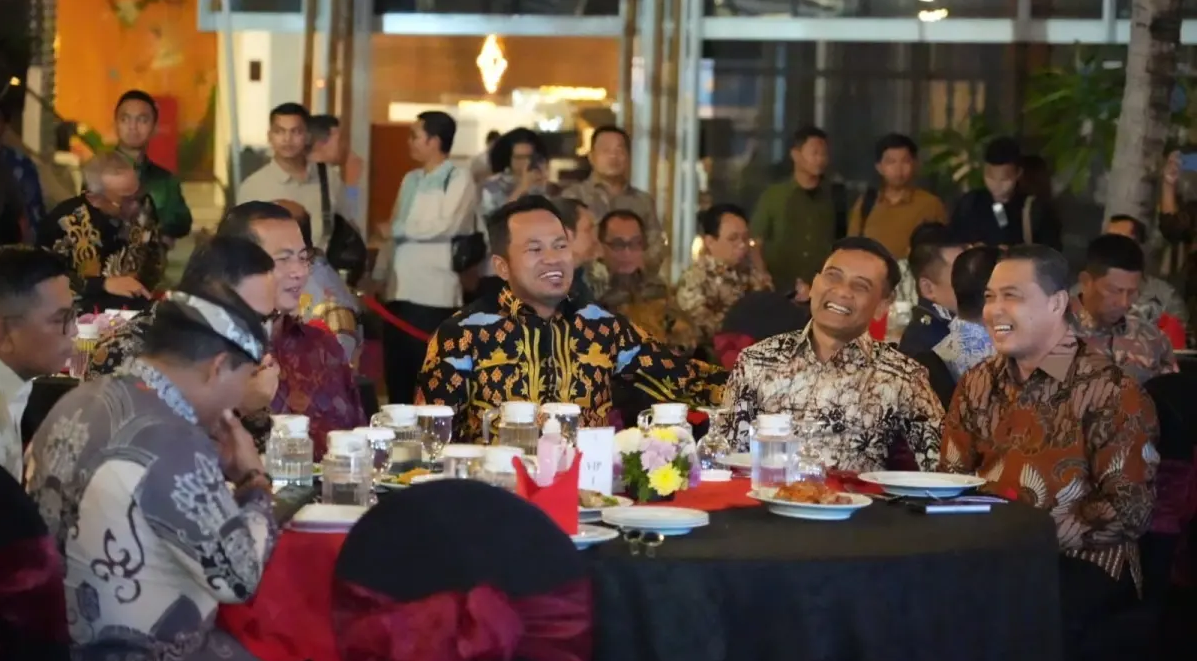 Gubernur Kalbar Ria Norsan saat bercengkerama dengan gubernur provinsi lainnya yang datang saat Rapat Kerja Gubernur dan Musyawarah Nasional Luar Biasa (Munaslub) APPSI se-Indonesia. (ADPIM PEMPROV KALBAR)