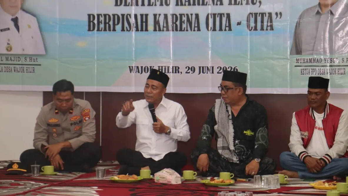 Wakil Gubernur, Krisantus Kurniawan saat memberikan pembekalan kepada 28 mahasiswa Institut Keguruan dan Ilmu Pendidikan (IKIP) PGRI Pontianak yang sedang melaksanakan Kuliah Kerja Nyata (KKN) di Desa Wajok Hilir (Adpim Pemprov Kalbar)