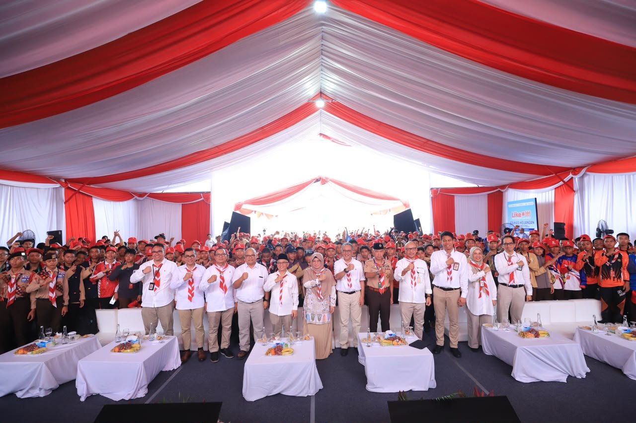 OJK bersama jajaran pemangku kepentingan dan peserta Pramuka berfoto bersama dalam rangkaian Program LIKE IT 2026 pada Jambore Nasional XII di Buperta Cibubur, Jakarta.