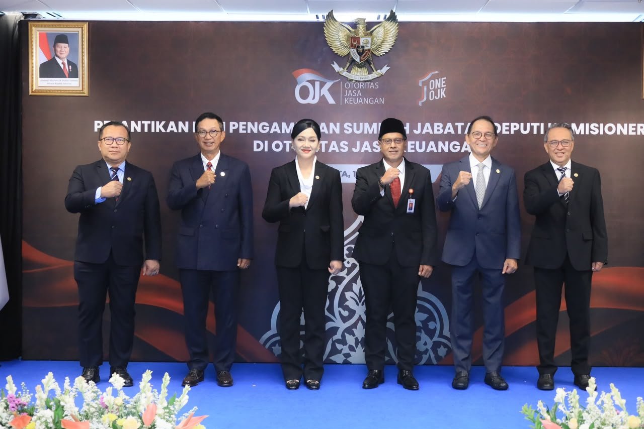 Ketua Dewan Komisioner OJK Friderica Widyasari Dewi bersama Henry Rialdi dan jajaran berfoto bersama usai pelantikan Deputi Komisioner Pengaturan dan Pengawasan Bursa Mineral dan Komoditas Strategis (BMKS) di Jakarta.
