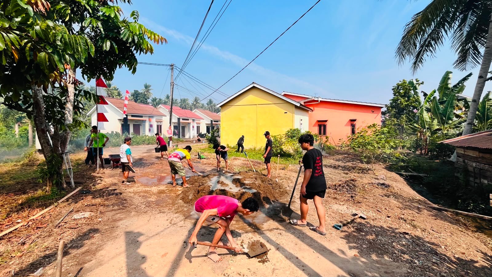 Warga saat gotong-royong perbaiki jalan yang rusak. Foto: Dok. Istimewa