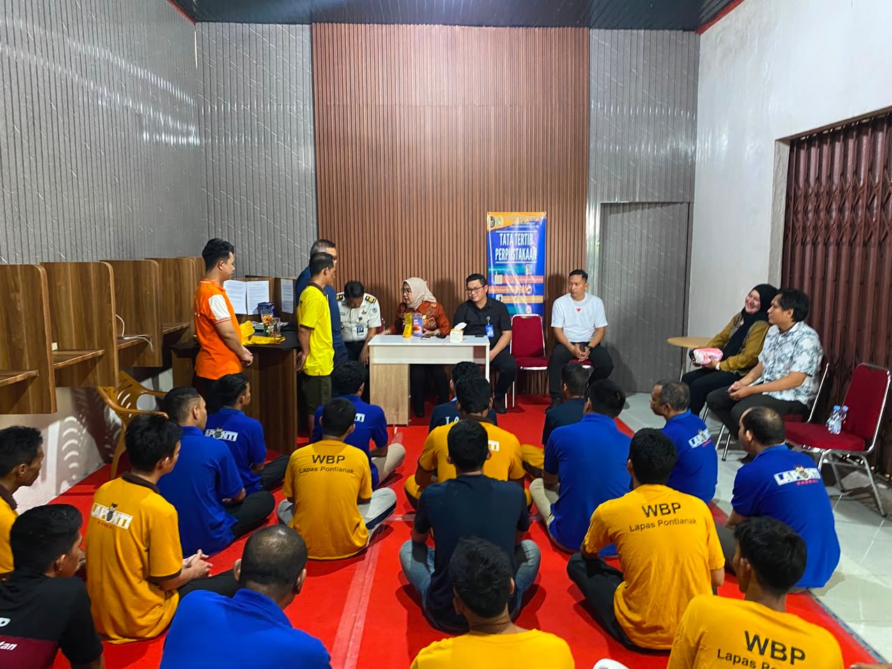 Warga binaan Lapas Pontianak saat daftarkan hasil karyanya