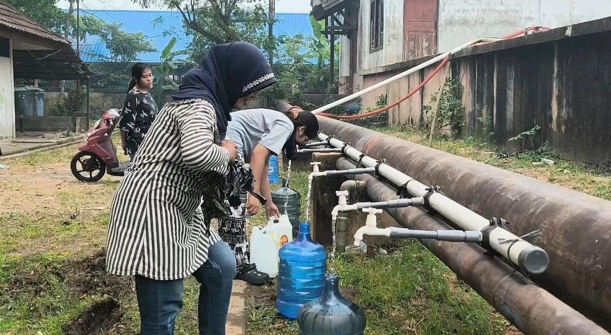 Warga saat mengambil air di booster Perum III, Pontianak Timur. Foto: Dok. Prokopim Pemkot Pontianak