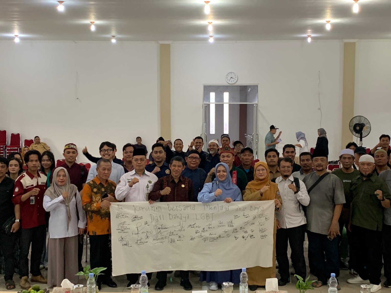 Foto bersama peserta FGD usai menandatangani komitmen bersama. Foto: Dok. Istimewa