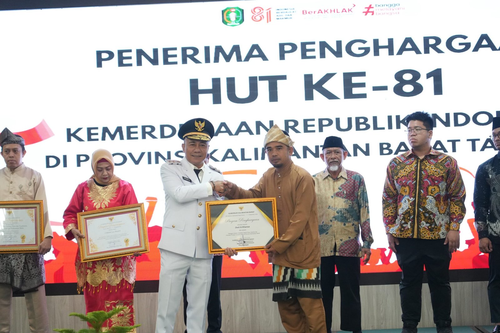 Dedi A. Kanza saat terima penghargaan dari Pemprov Kalbar. Foto: Dok. Istimewa