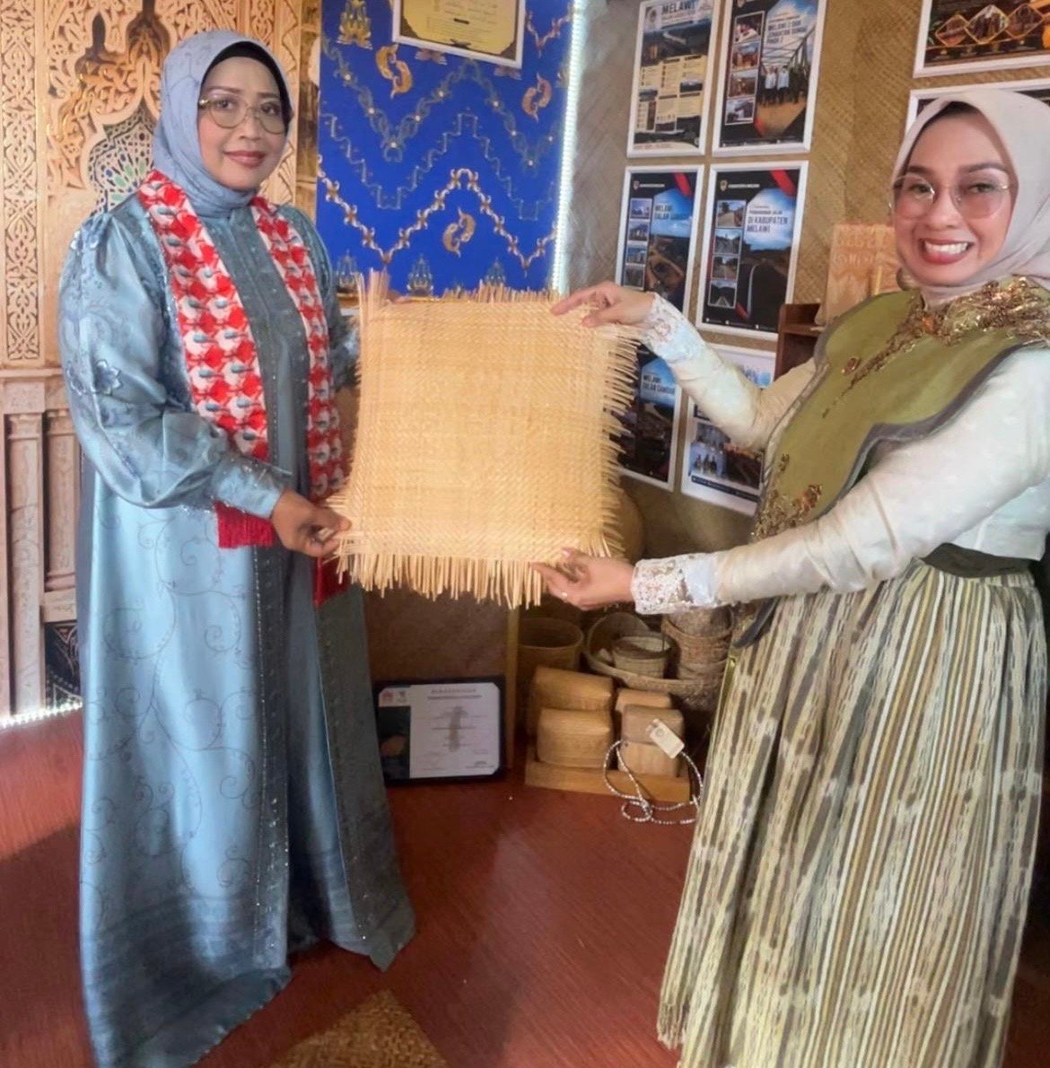 Erlina Norsan saat mengunjungi salah satu stan MTQ di Kayonh Utara. Foto: Dok. Istimewa