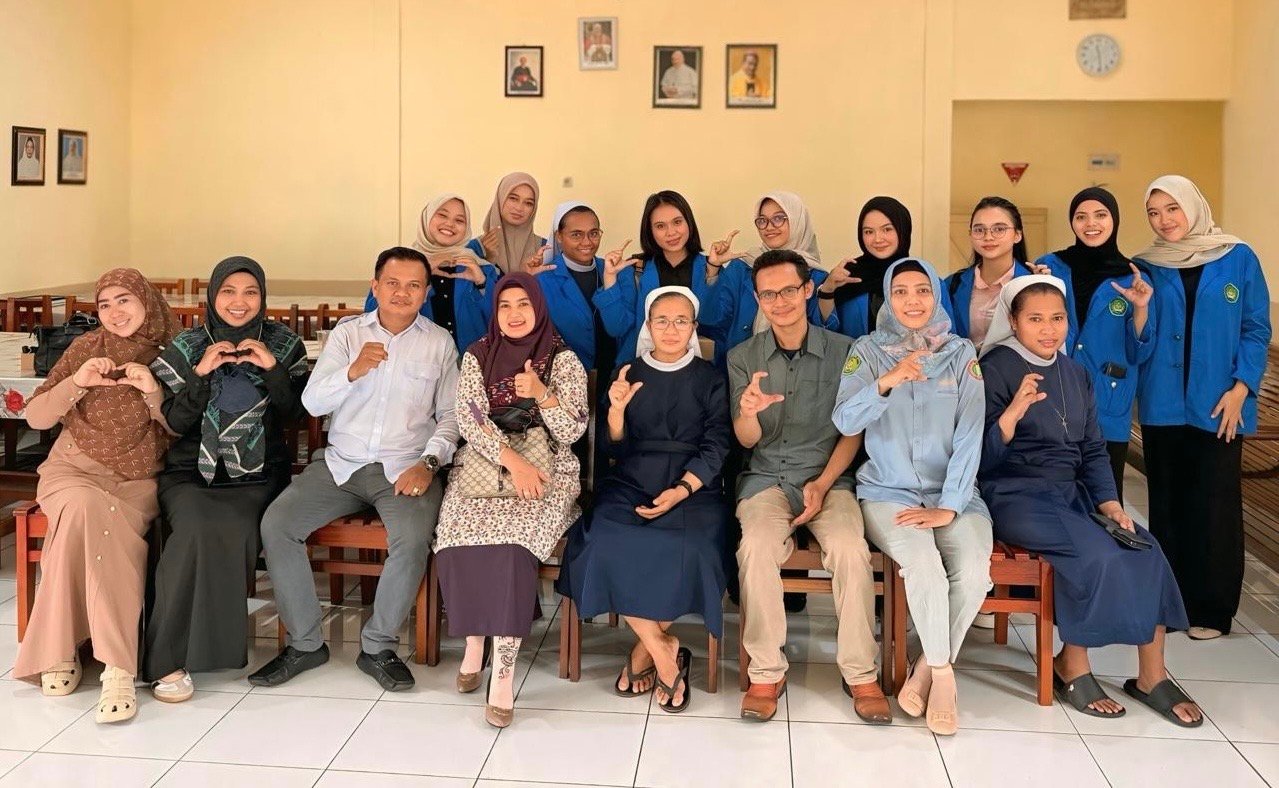 Foto bersama dosen Prodi BK UPGRI Pontianak dengan warga Panti Jompo Graha Werdha. Foto: Dok. Istimewa