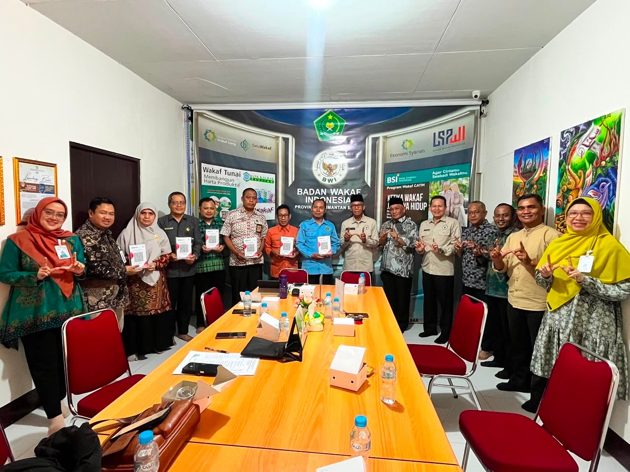 Kepala KUA se-Kota Pontianak terima kode QRIS Wakaf Catin oleh Pihak BSI dalam rangka mensukseskan Program Wakaf Tunai Catin. Foto: Dok. Istimewa