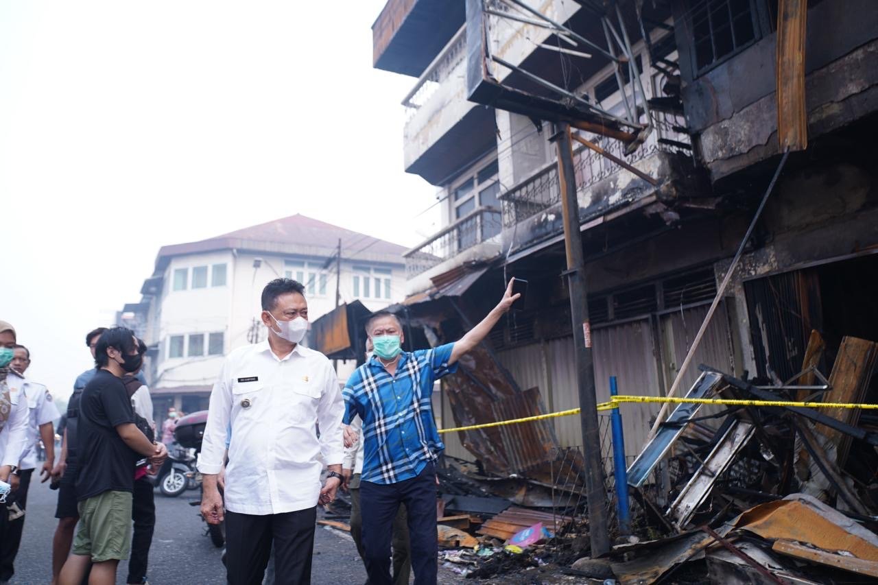 Wali Kota Pontianak saat melihat langsung kondisi ruko di Jalan Barito yang terbakar. Foto: Dok. Prokopim Pemkot Pontianak