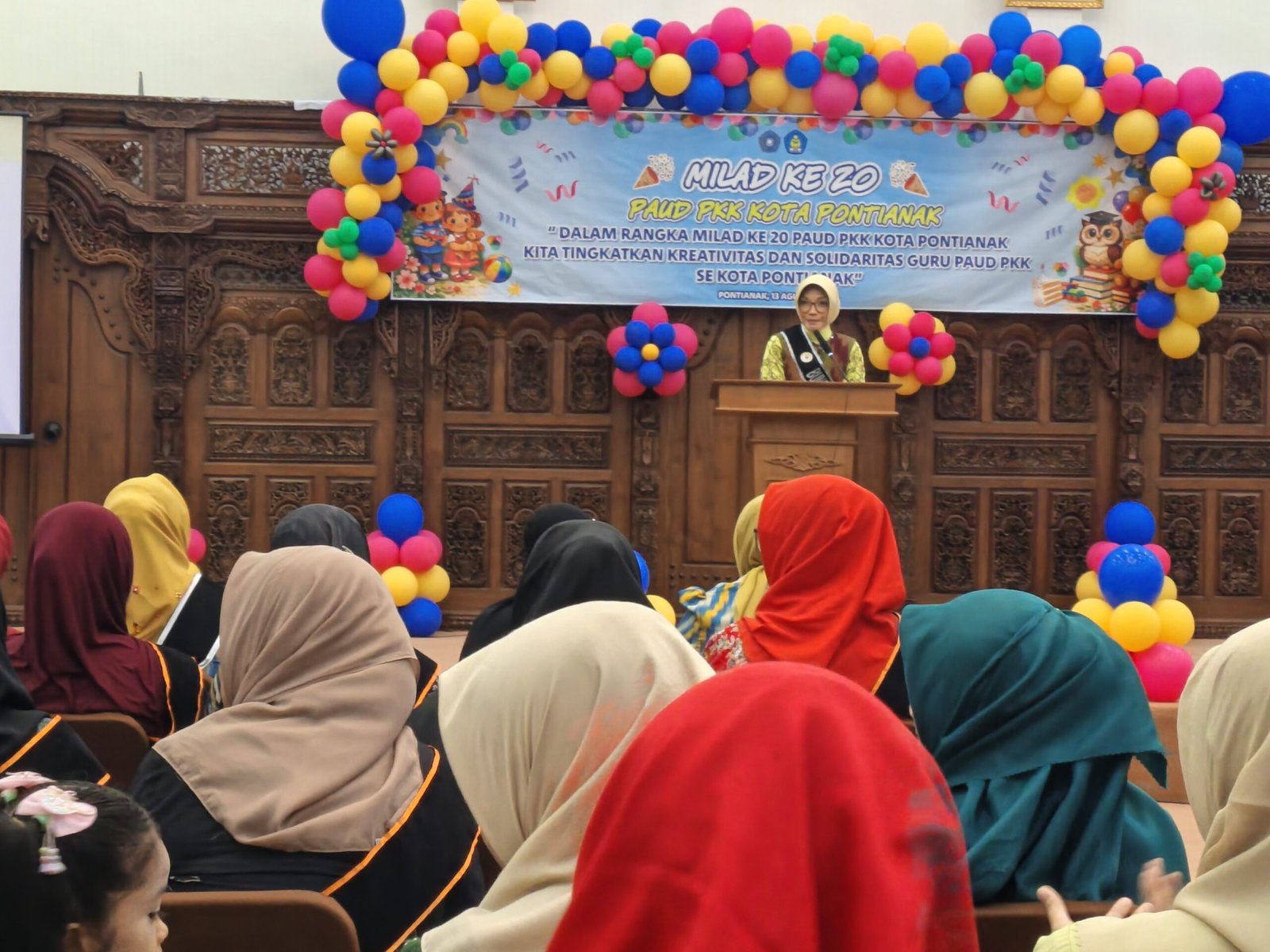Bunda PAUD Kota Pontianak Yanieta Arbiastutie, yang juga selaku Ketua TP PKK Kota Pontianak, memberikan sambutan pada peringatan Milad ke-20 PAUD PKK Kota Pontianak. Foto: Dok. Kominfo Pontianak