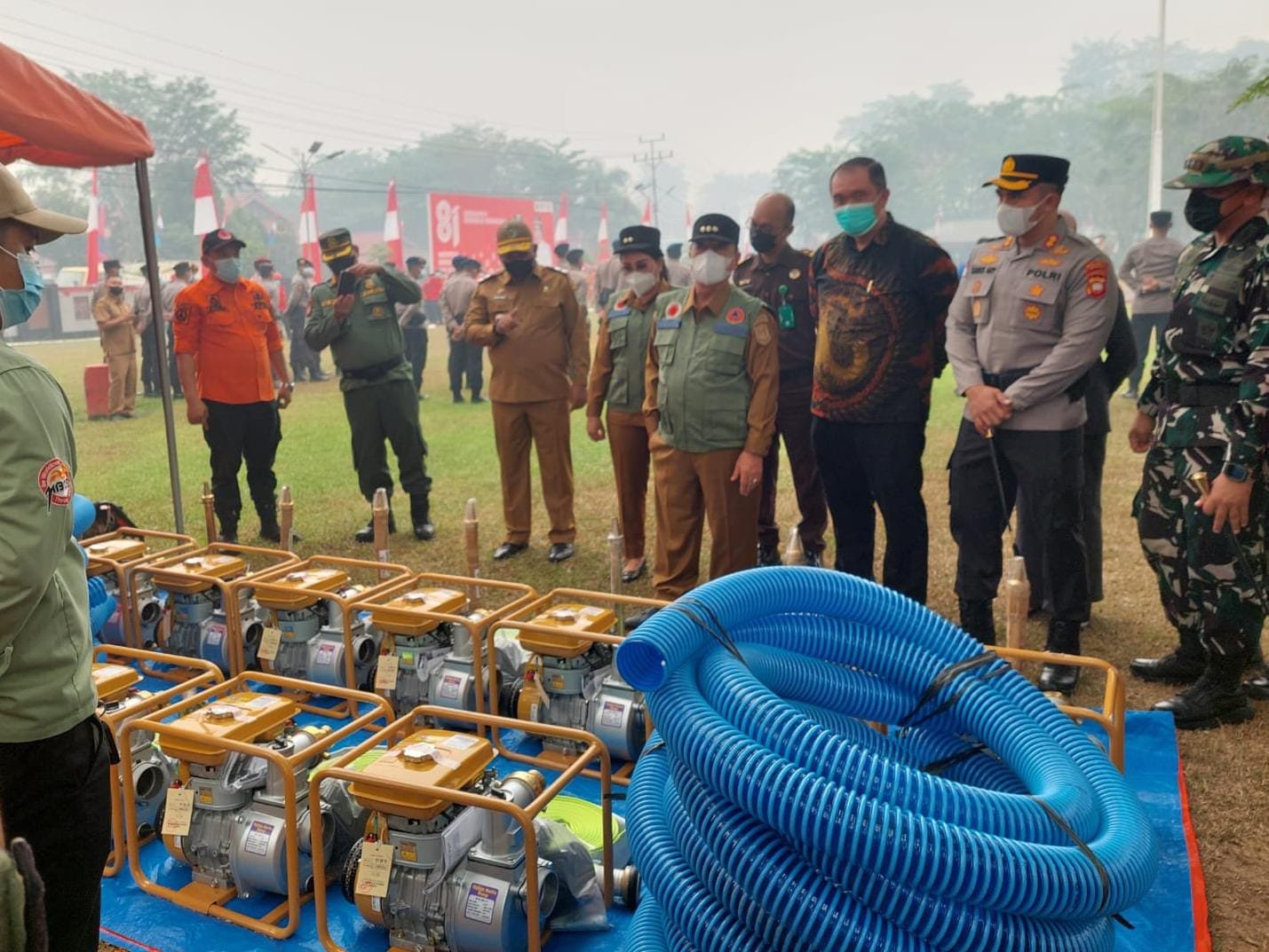 PT Finnantara Intiga saat serahkan 10 unit mesin pompa air portabel. Foto: Dok. Istimewa