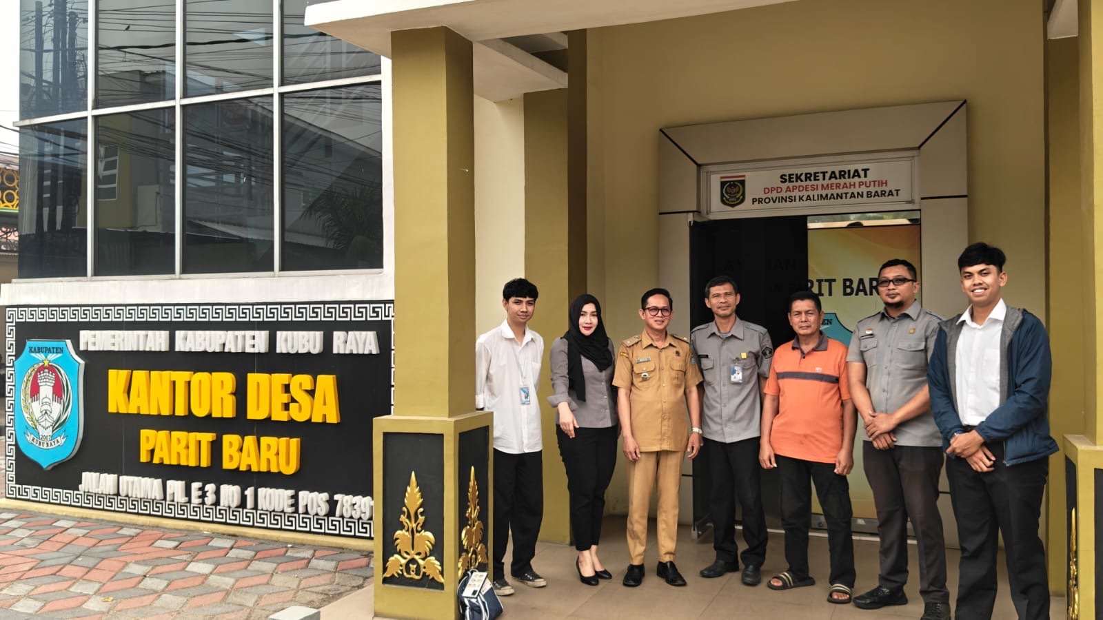 Foto bersama Kemenkum Kalbar dan Posbankum Desa Parit Baru