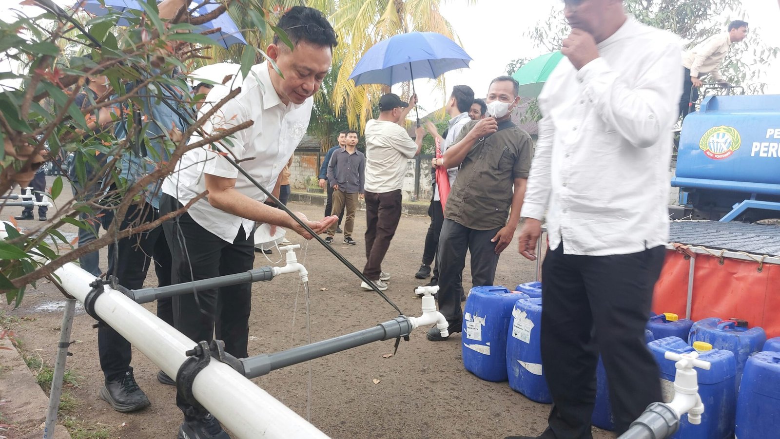 Wali Kota Pontianak Edi Rusdi Kamtono saat meminum air tawar dari layanan pengisian di booster Imam Bonjol, Kantor Perumda Tirta Khatulistiwa, Jumat (4/9/2026). Foto: Dok. Prokopim Pemkot Pontianak