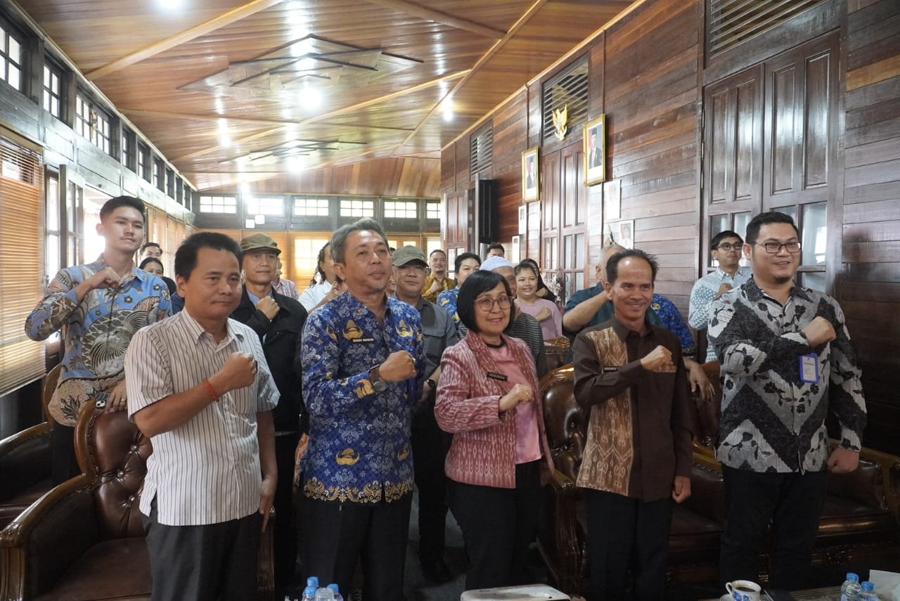 Foto bersama Kemenkum Kalbar dengan Pemkab Sintang