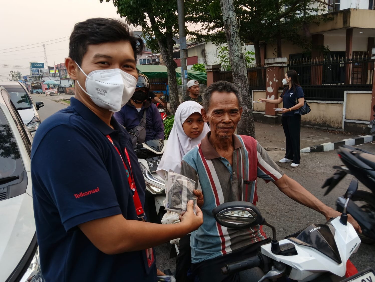 Aksi bagi-bagi masker Telkomsel warnai Hari Pelanggan Nasional. Foto: Dok. Istimewa