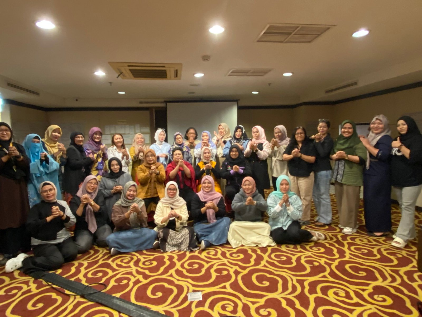 Foto bersama Perempuan Tangguh Iklim Kalbar. Foto: Yulia Ramadhiyanti/klikwartaku