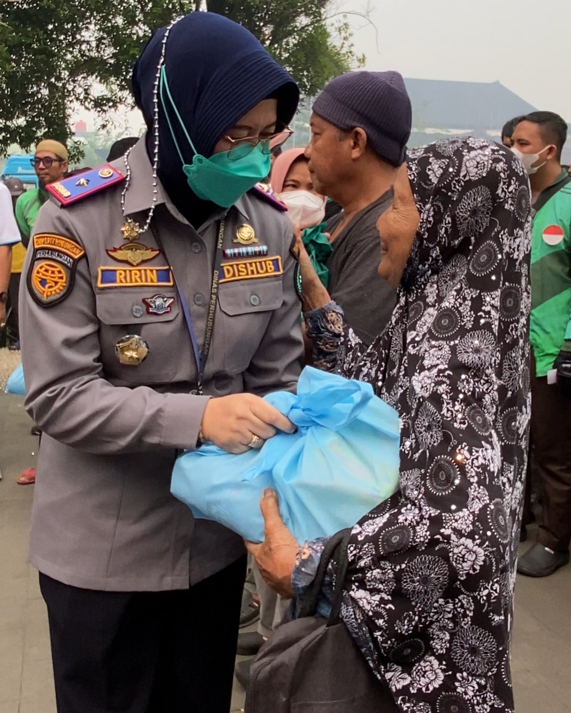 Mawar saat menerima sembako di Alun-alun Kapuas Pontianak. Foto: Yulia Ramadhiyanti/klikwartaku