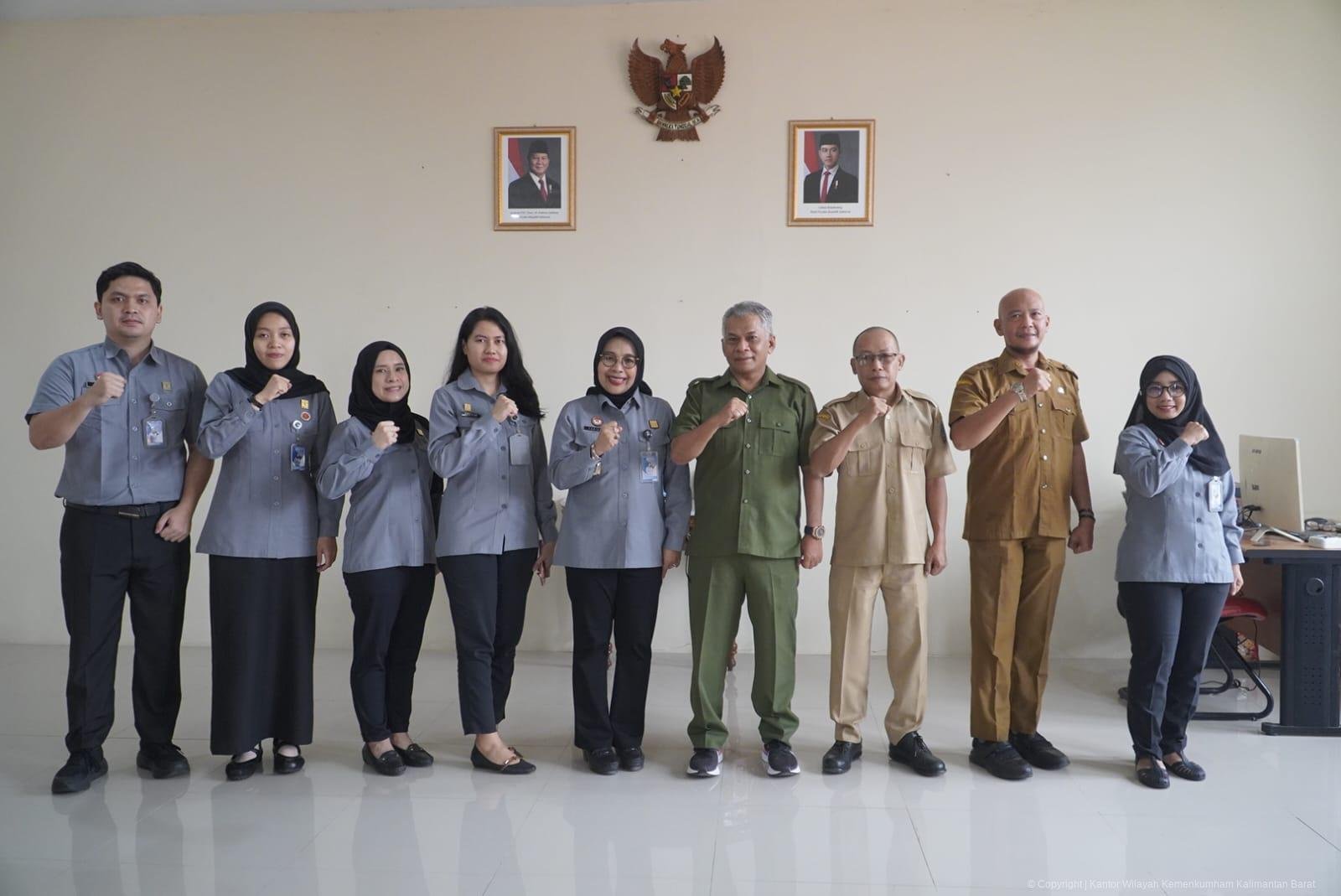 Foto bersama Kemenkum Kalbar dan Pemkot Singkawang