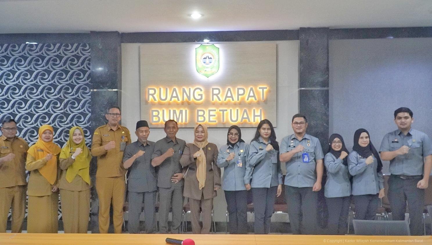Foto bersama Kemenkum Kalbar dan Pemkot Singkawang