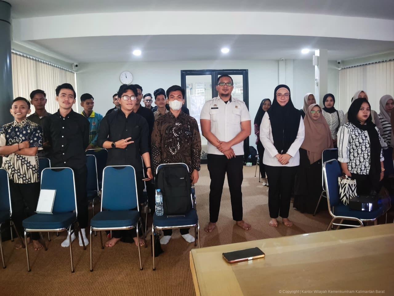 Kemenkum Kalbar foto bersama calon pengantin