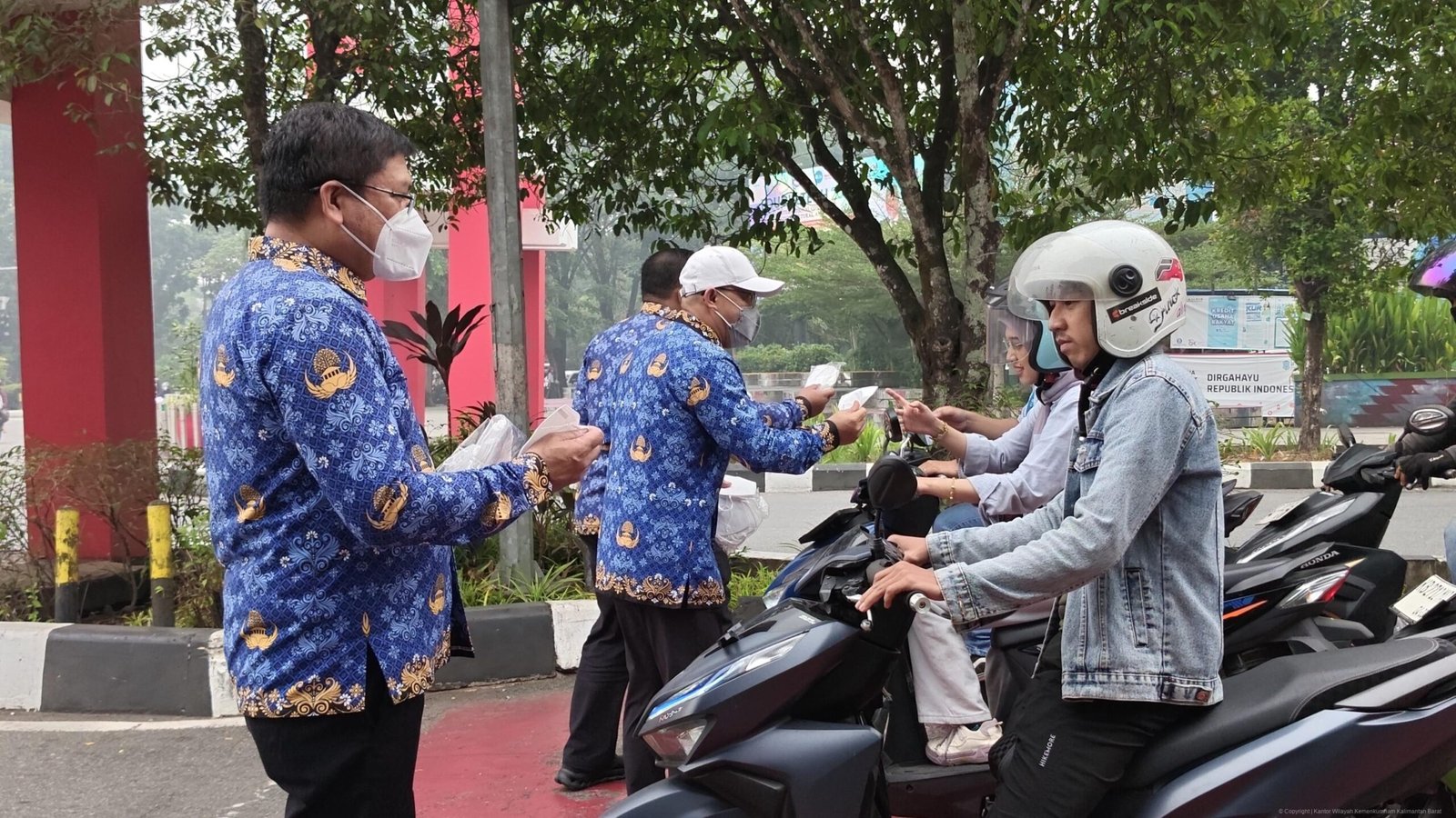 Kemenkum Kalbar bagi-bagi 1.000 masker