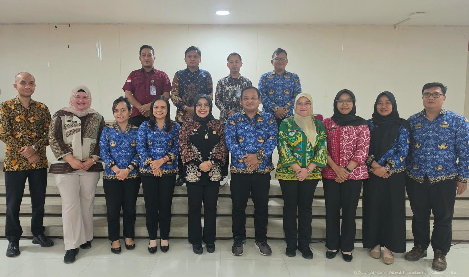 Kemenkum Kalbar foto bersama penguasaha di Sekadau