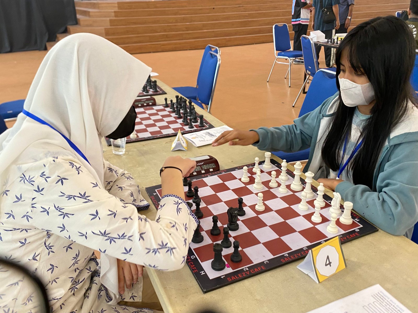 Atlet catur junior, Fio Artasia Cori, saat bertanding di Kejurda Kalbar. Foto: Yulia Ramadhiyanti/Klikwartaku
