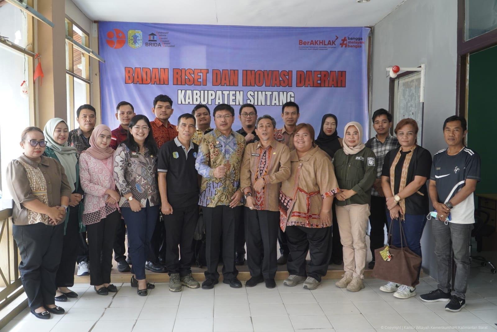 Foto bersama Kemenkum Kalbar dan Pemkab Sintang