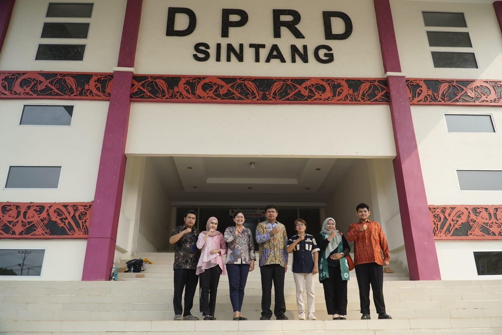 Foto bersama Kemenkum Kalbar dan DPRD Sintang