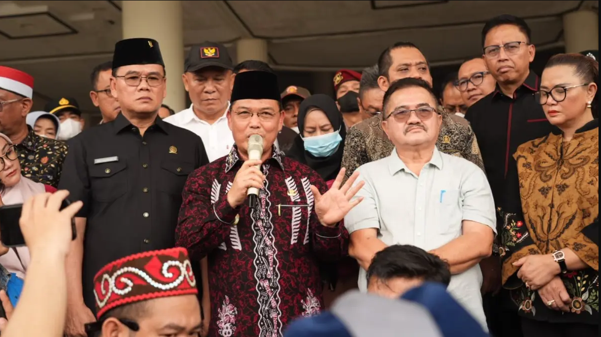 Gubernur Kalimantan Barat Ria Norsan saat berdialog dengan massa aksi di Kantor DPRD Kalbar, Kamis (27/8).