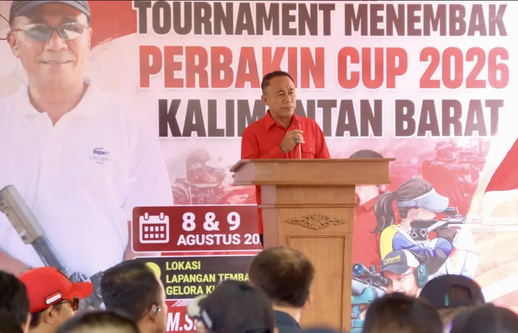 Wakil Gubernur Kalbar yang juga Ketua Pengurus Persatuan Menembak Indonesia (Perbakin) Kalimantan Barat, Krisantus Kurniawan saat membuka Turnamen Perbakin Kalbar Cup Tahun 2026 di Lapangan Tembak Gelora Khatulistiwa, Pontianak, Sabtu (8/8/2026). (Adpim Pemprov Kalbar)